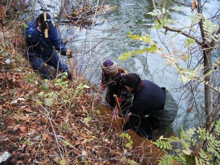 Junction Creek Stewardship Committee leads volunteers in stabilizing the creek bank (photo by Lilly Noble)